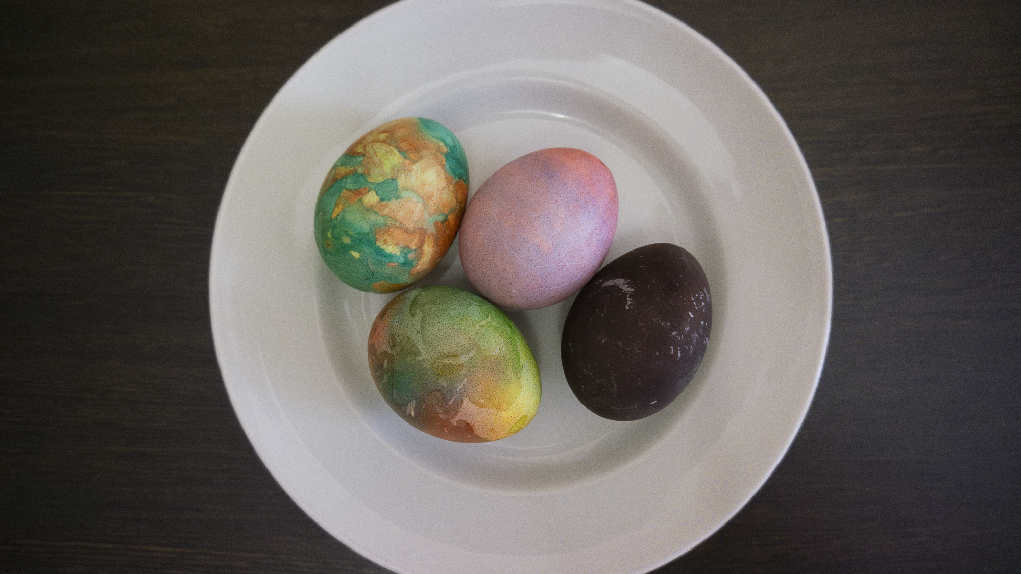 Не луком единым: экспериментируем с необычными способами покрасить яйца на Пасху — есть даже с зеленкой