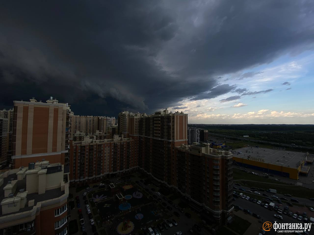 «Буря, скоро грянет буря». Петербуржцы делятся фотографиями надвигающейся непогоды и летнего ливня