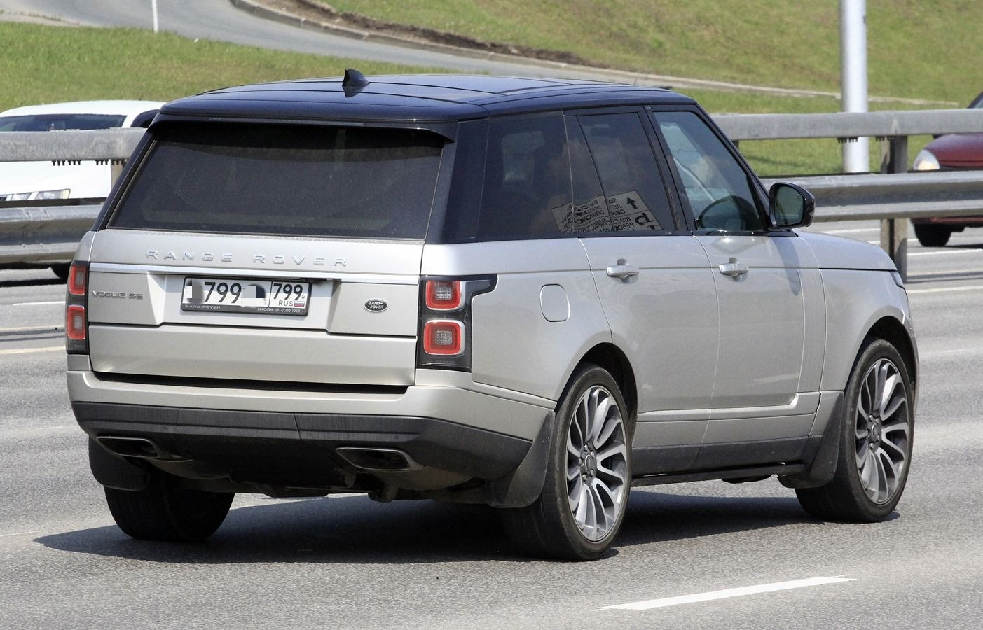 Range Rover нечасто встретишь у чиновников