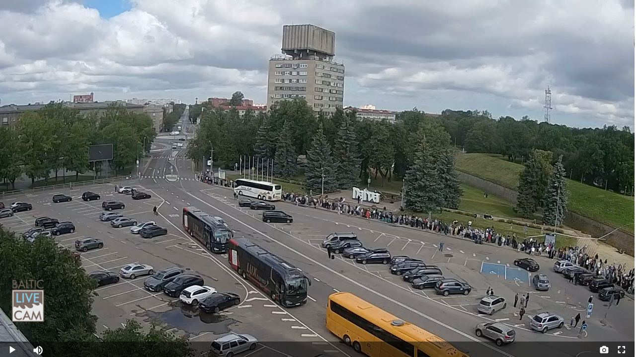 Петербуржцам пришлось провести ночь на улице, чтобы с утра перейти границу  в Нарве - 21 июня 2024 - ФОНТАНКА.ру