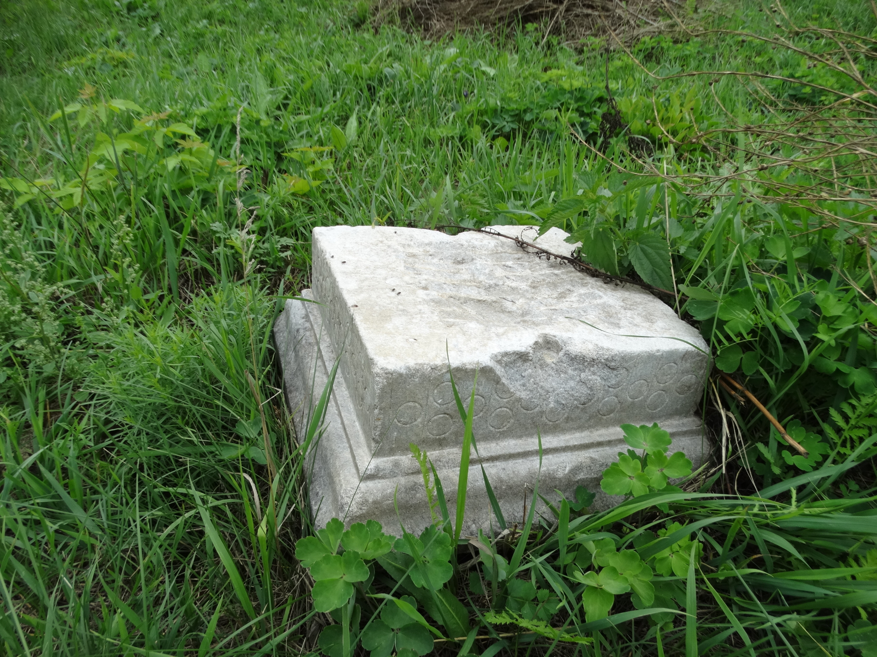 Фрагмент мраморного надгробия, найденный Юрием Латышевым