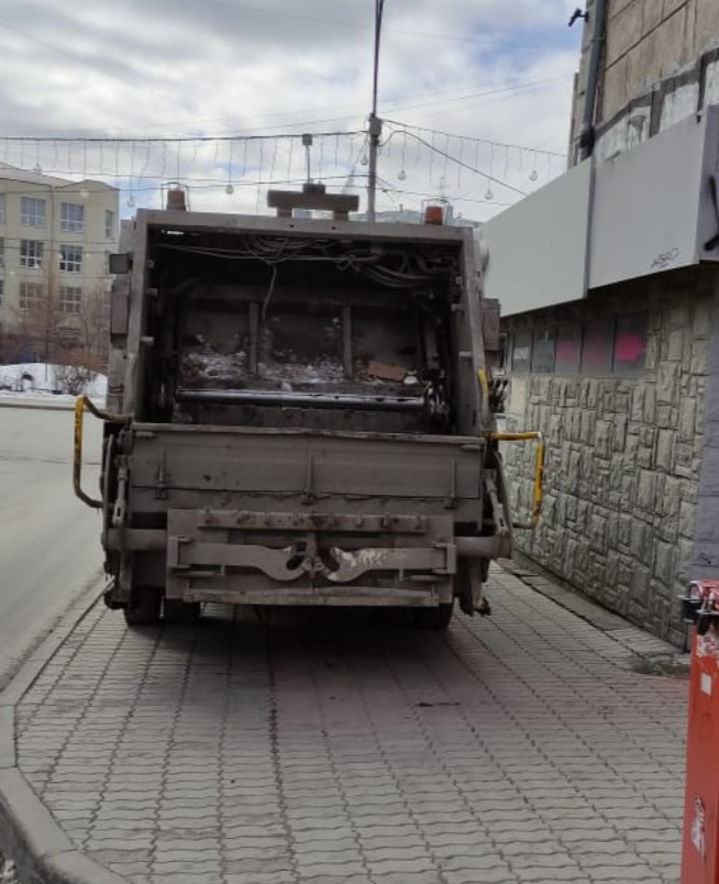 Мусоровоз на тротуаре Мусоровоз на тротуаре