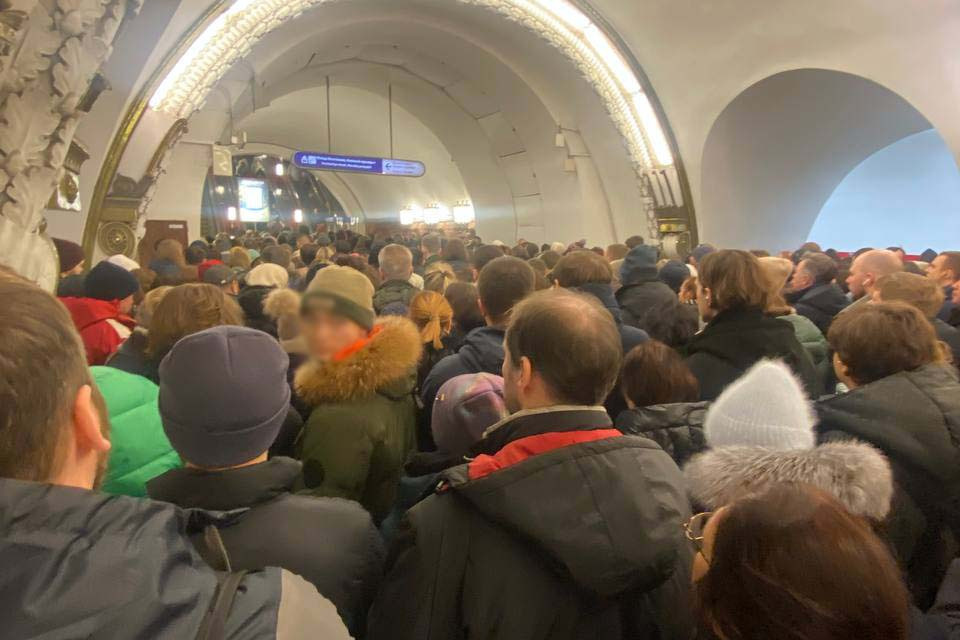 Петербуржцы жалуются на пробку в метро «Площадь Восстания»