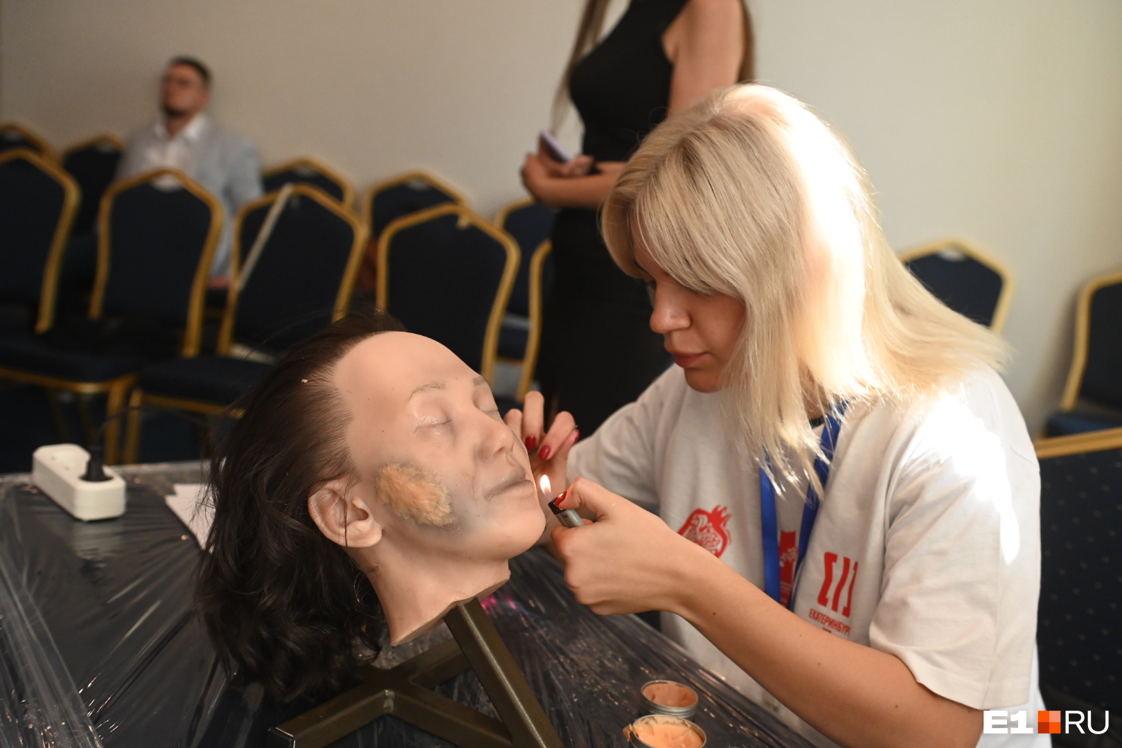 «Мы работаем с телами людей». В отеле Ramada выбрали лучших мастеров макияжа для мертвых