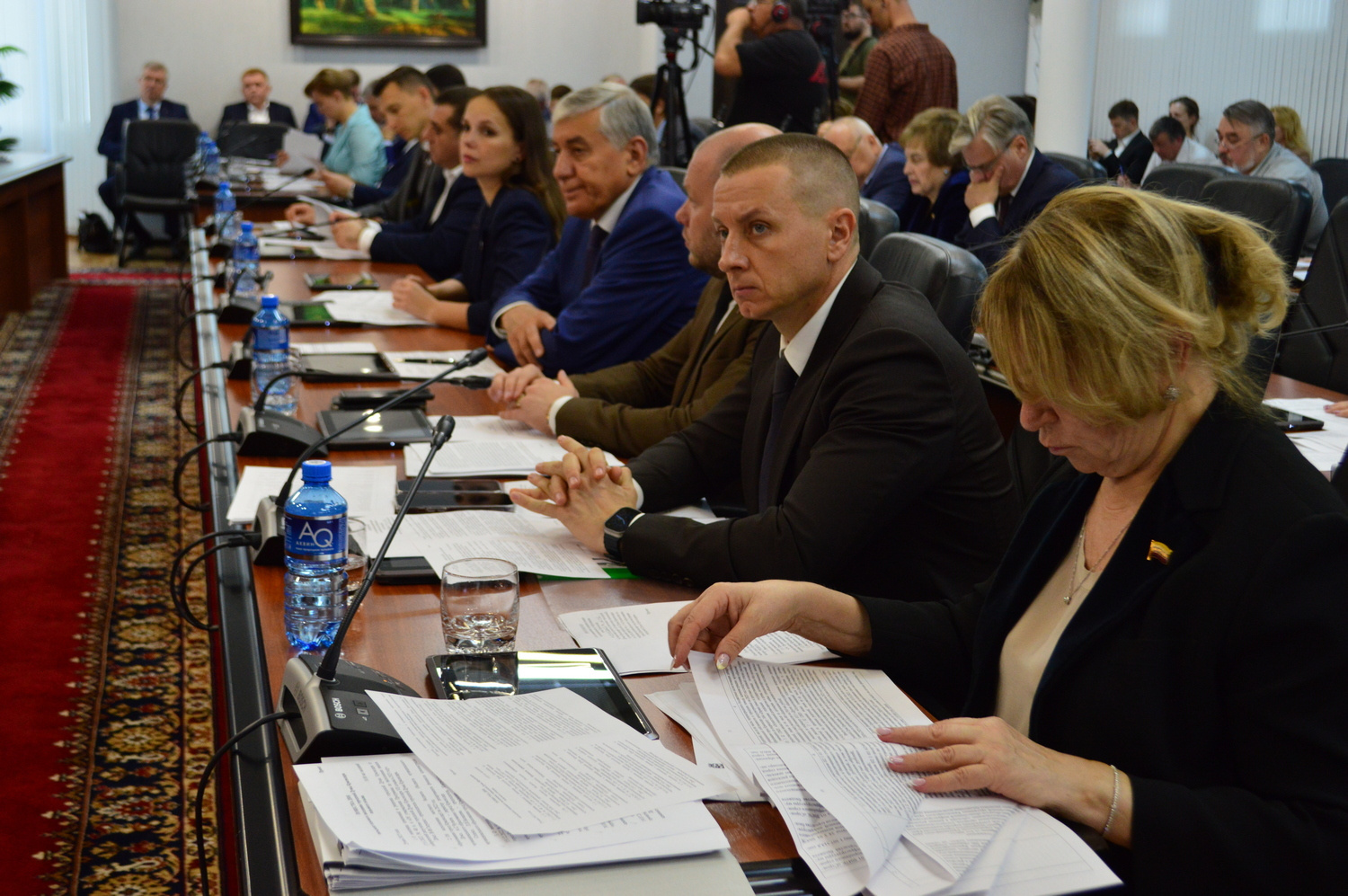 Вокруг депутатов одна иностранная техника Вокруг депутатов одна иностранная техника