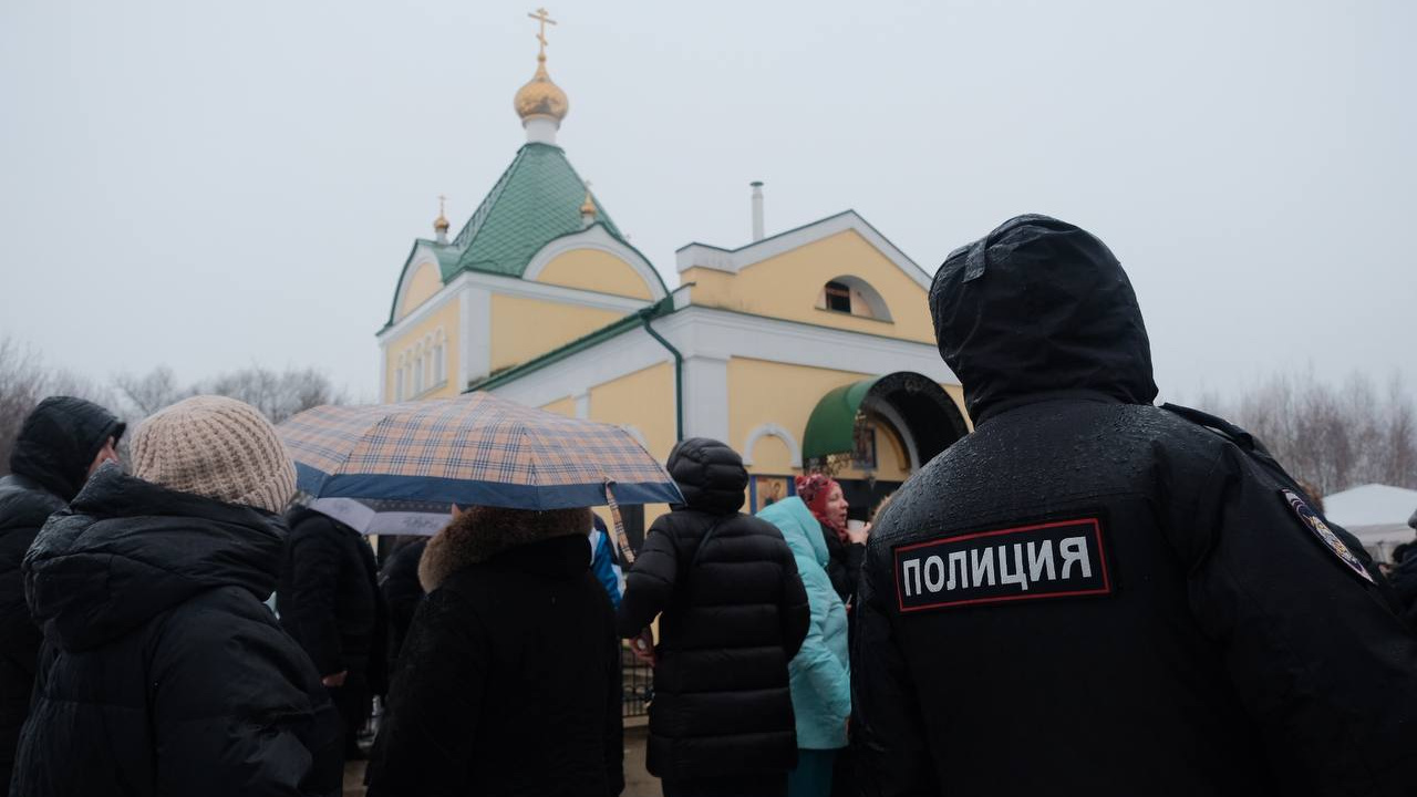 Десятки людей против мечети. Фоторепортаж с народного схода на Святом озере в Москве