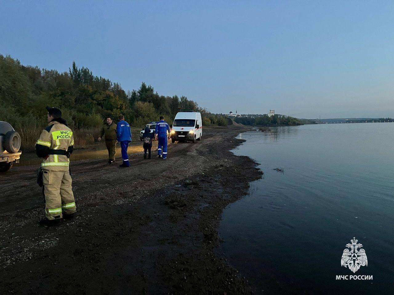 В Башкортостане прицеп с лодкой утянул за собой в воду автомобиль с людьми. 7-летнего ребенка ищут в реке