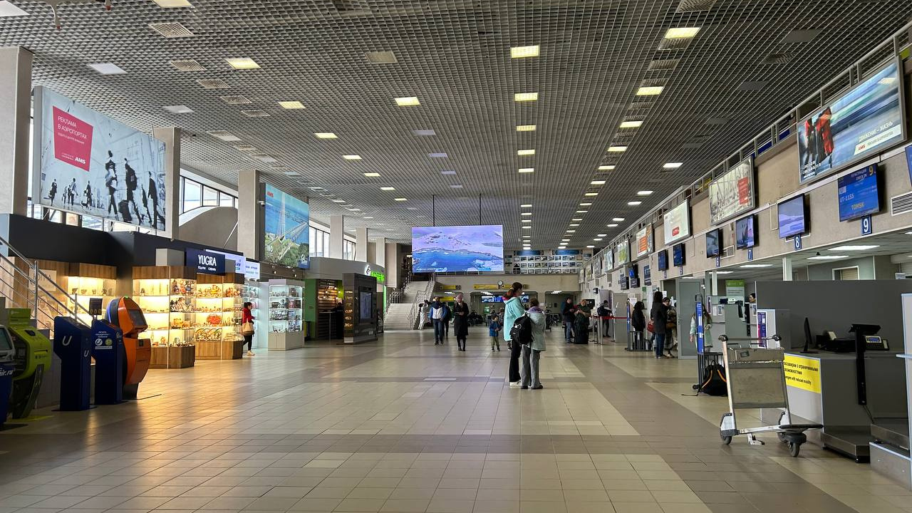 «В накопителе собрали людей с пяти рейсов, дышать нечем, сидеть негде»: читаем отзывы об аэропортах Югры