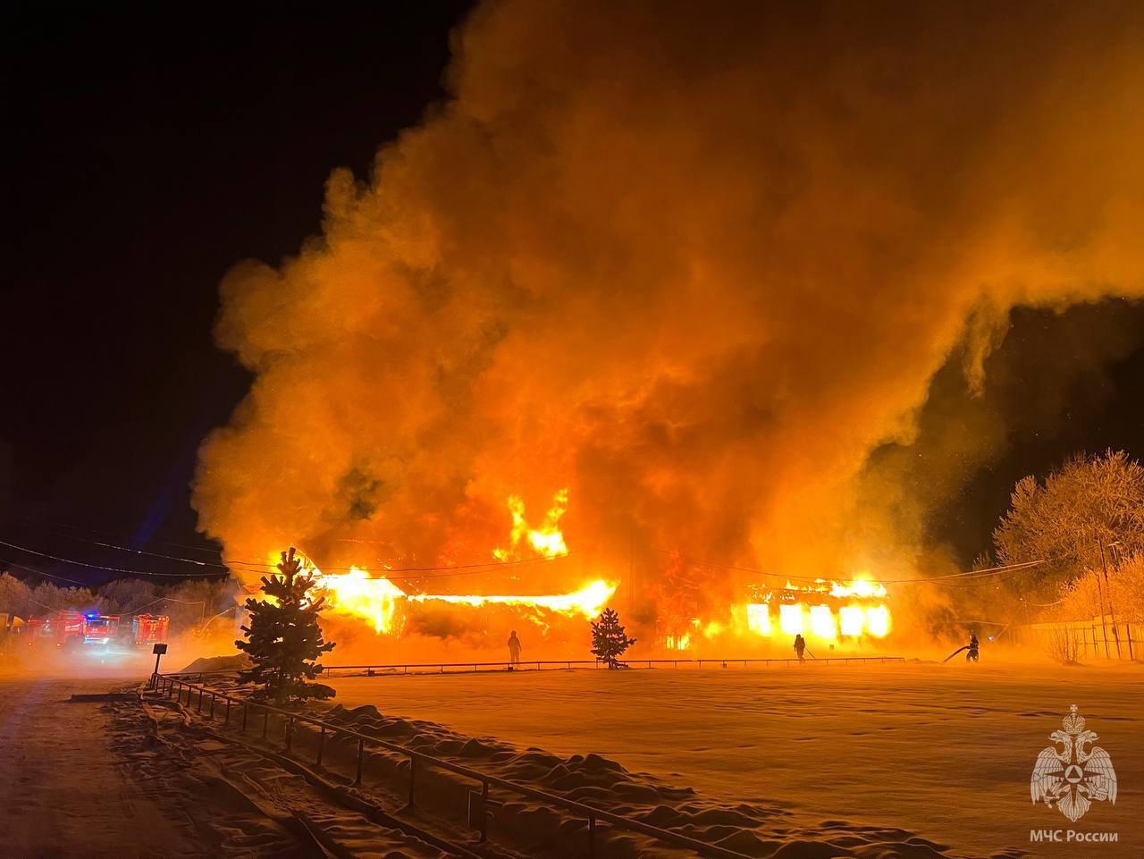 Всю ночь в Архангельске тушили большой пожар на пилораме: посмотрите, как  это было | 06.12.2023 | Архангельск - БезФормата