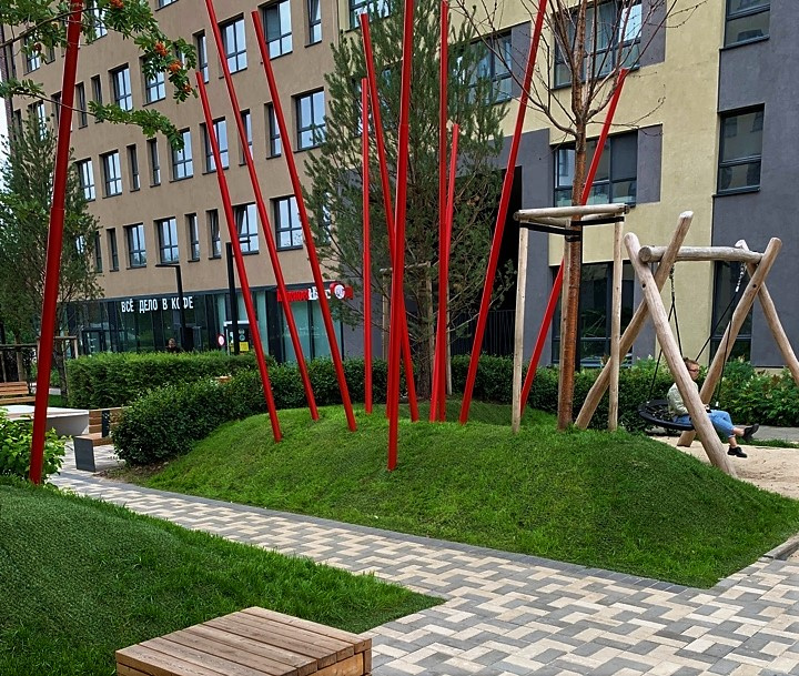 Гибридные газоны используют не только для обустройства общественных зон, но во дворах жилых домов: на примере — проект «Суходольский» от Брусники