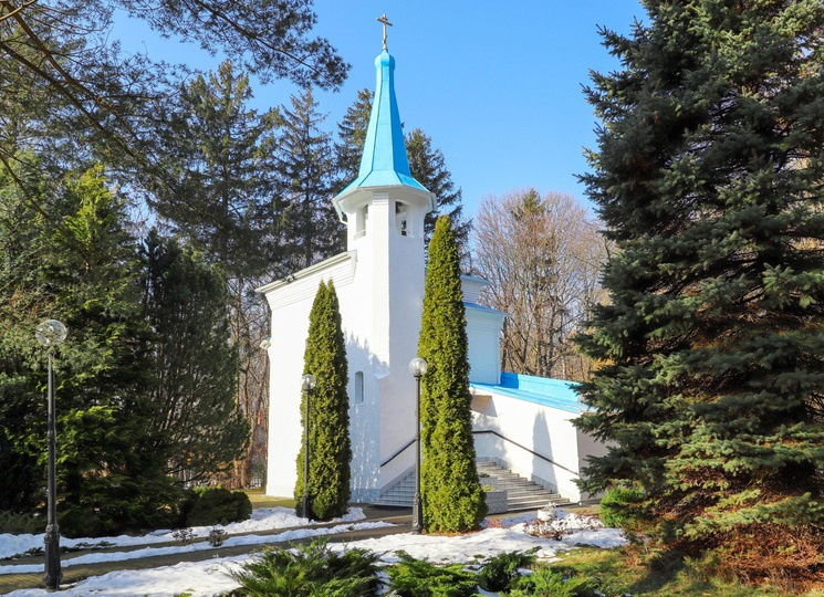 Внутри храма висят фотографии всех погибших