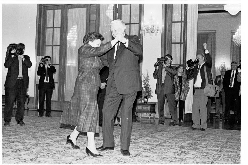 День рождения журнала «Огонек». Когда у Бориса Ельцина было хорошее настроение, он танцевал вальс со своей супругой