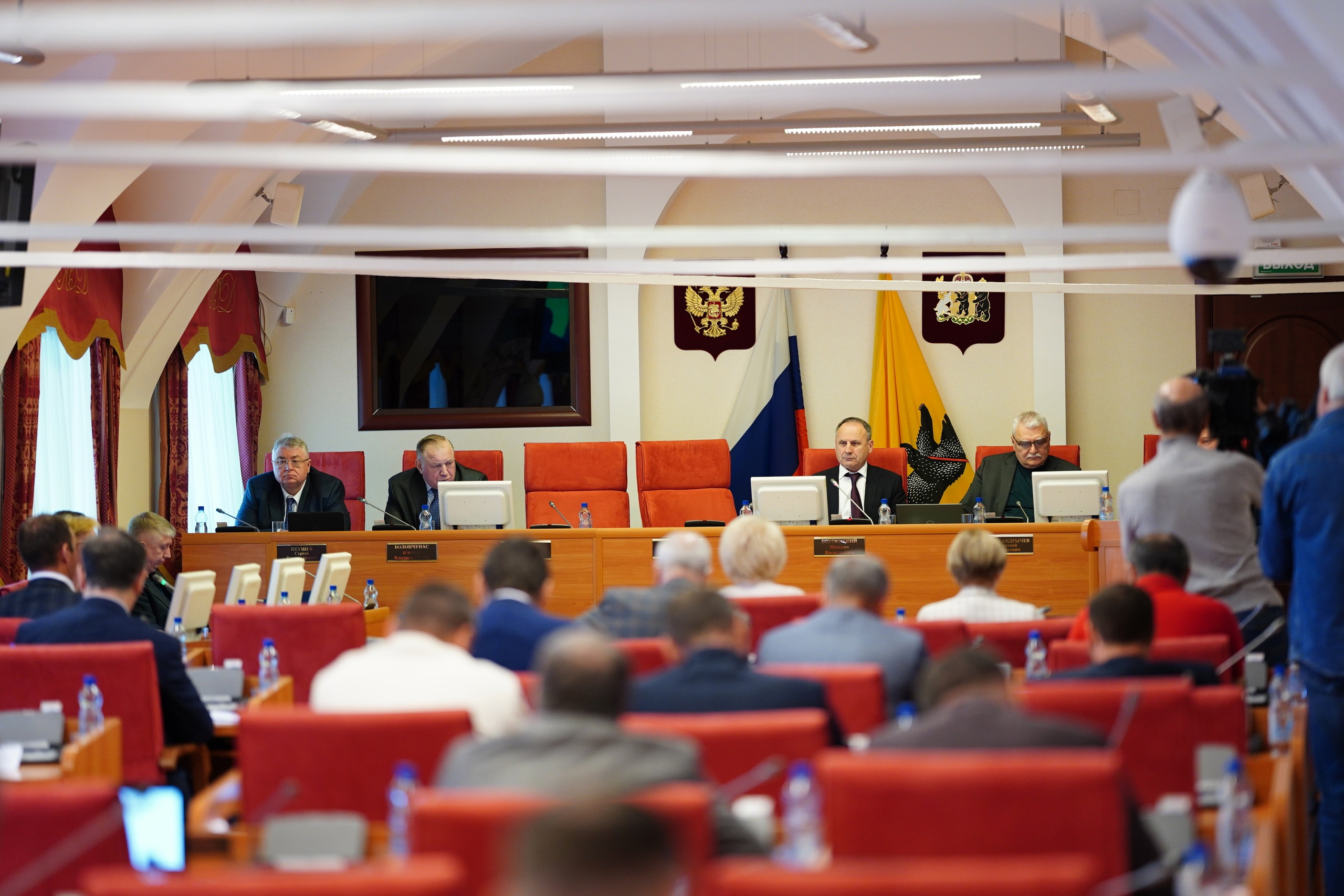 Правительство яо. Депутаты Ярославской областной Думы 2022 2023. Депутаты Ярославской областной Думы. Правительство Ярославской области интерьеры. Крымские депутаты фото.