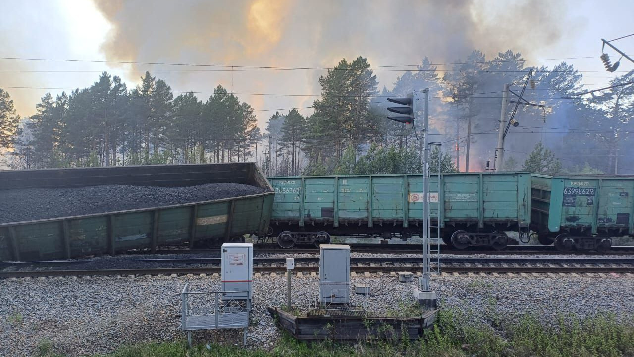 Вагоны сбили опоры ЛЭП, горит лес: видео с места крушения поезда в Амурской области
