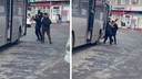 Замахнулся огнетушителем: на площади Калинина подрались двое мужчин — инцидент попал на видео
