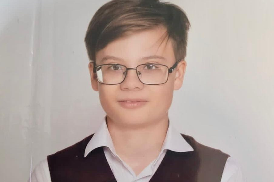 Ушел из школы и не дошел до дома. В Екатеринбурге пропал 15-летний мальчик в очках с диоптриями