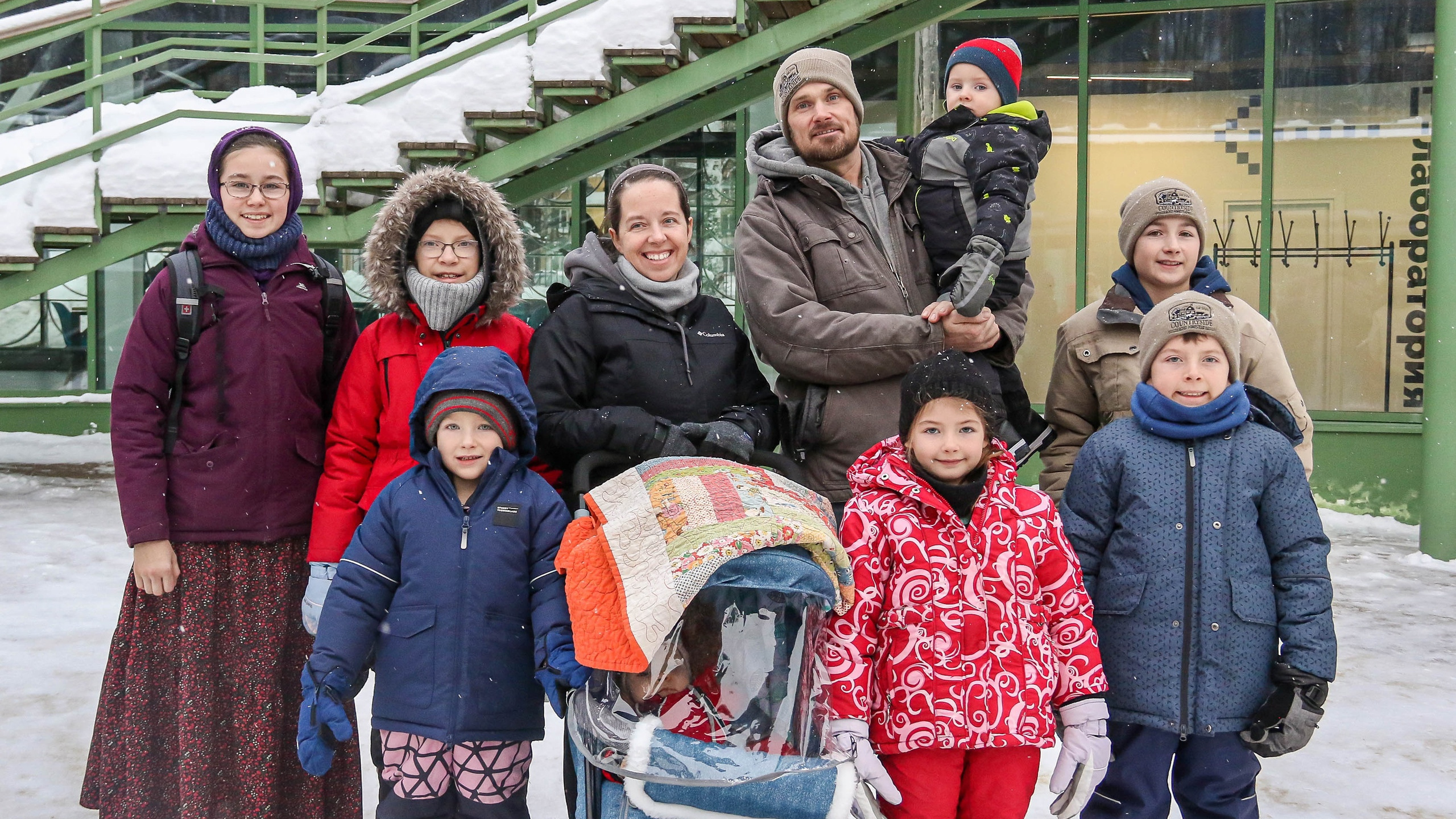 «Когда-то у нас было всё». Зачем семья из Канады с 8 детьми переехала в российскую глубинку — их история