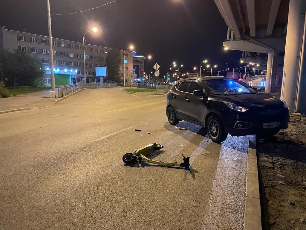 В Екатеринбурге самокатчик попал под колеса авто. За ним приехала реанимация