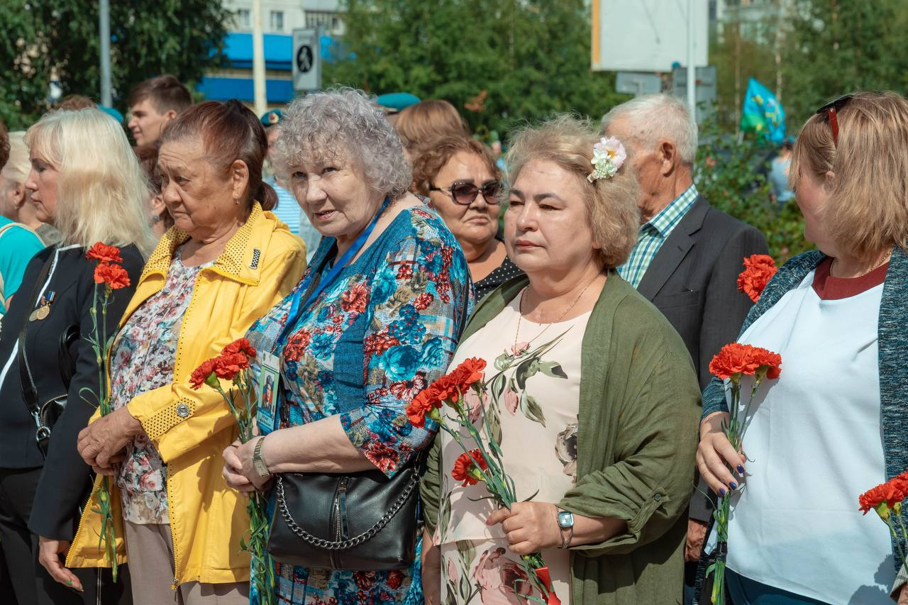 Югорчане несли 2 августа цветы к памятникам воинам