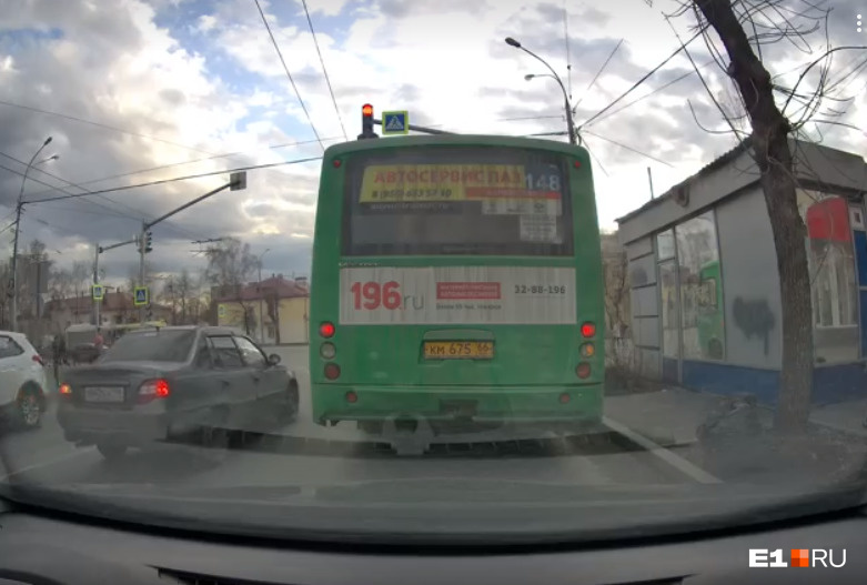 На Эльмаше дерзкий водитель рейсового автобуса пролетел перекресток на красный и по встречке. Видео