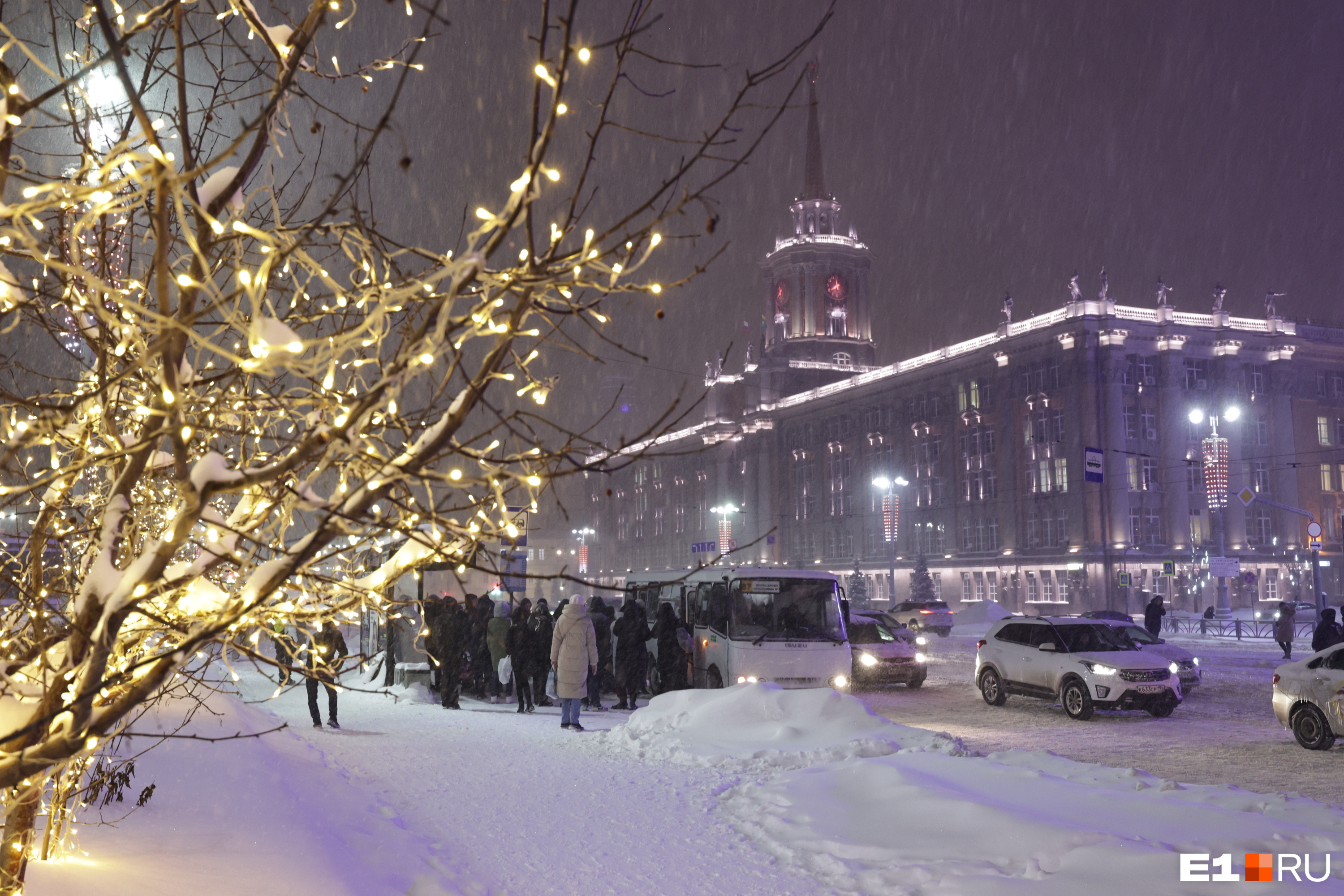Екатеринбург из параллельной вселенной: фоторепортаж с улиц заснеженного города