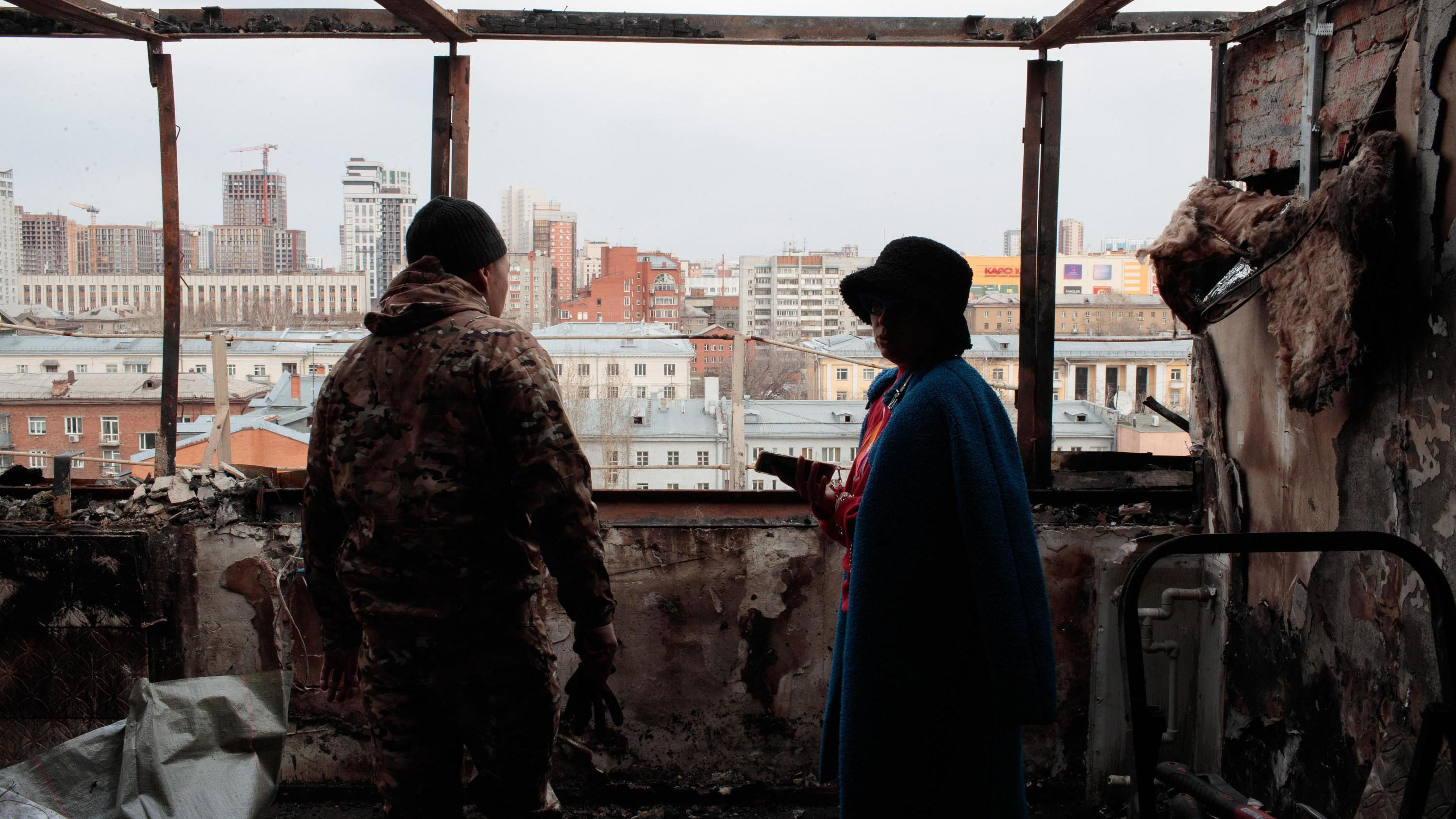 «Вместо стен панорамный вид»: как новосибирцы из выгоревшей многоэтажки на Советской переживают ЧП — фоторепортаж с пепелища