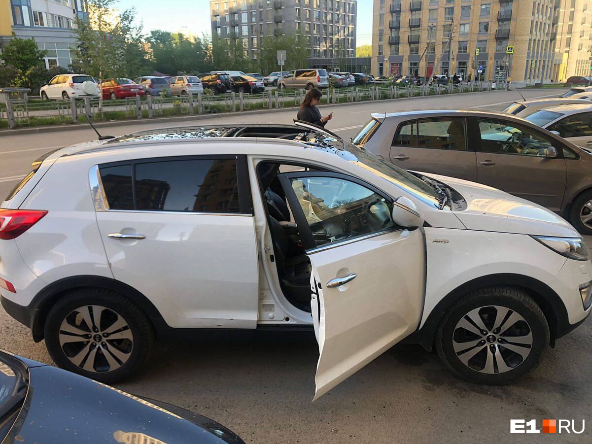 «Крыша разлетелась на кусочки»: в Екатеринбурге хулиганы устроили бомбардировку припаркованных авто