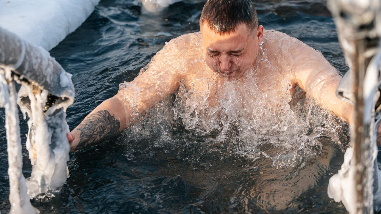«Мама, я замерз»: жутко холодное видео с крещенских купаний в Кемерове