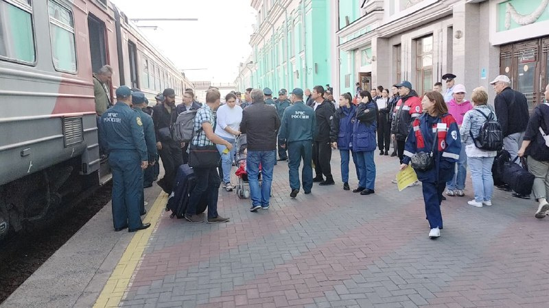 Обстановка на омском вокзале, куда прибыл спецпоезд с пассажирами лайнера. Обстановка на омском вокзале, куда прибыл спецпоезд с пассажирами лайнера.
