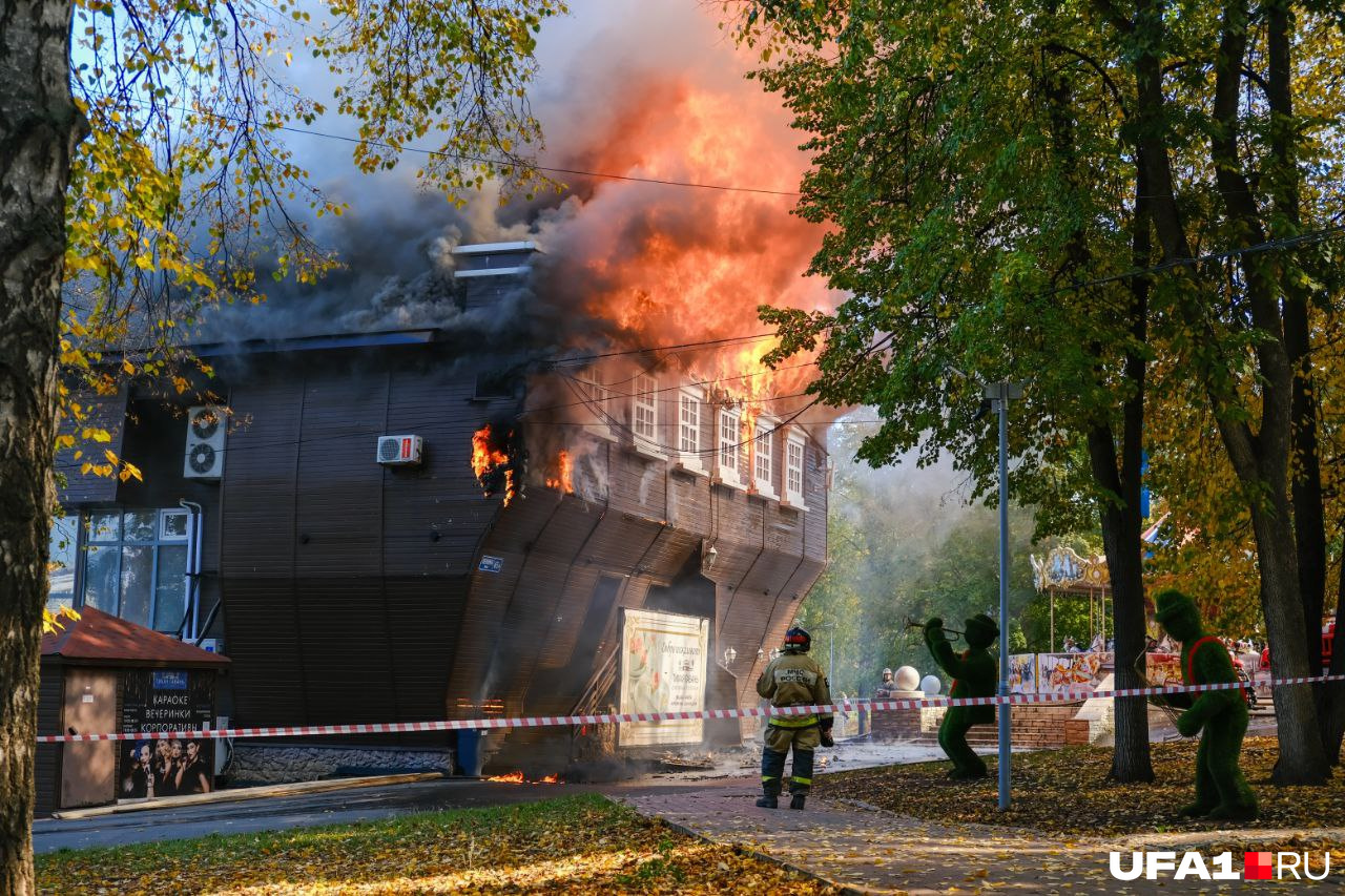 Огонь быстро перебросился с крыши на всё здание