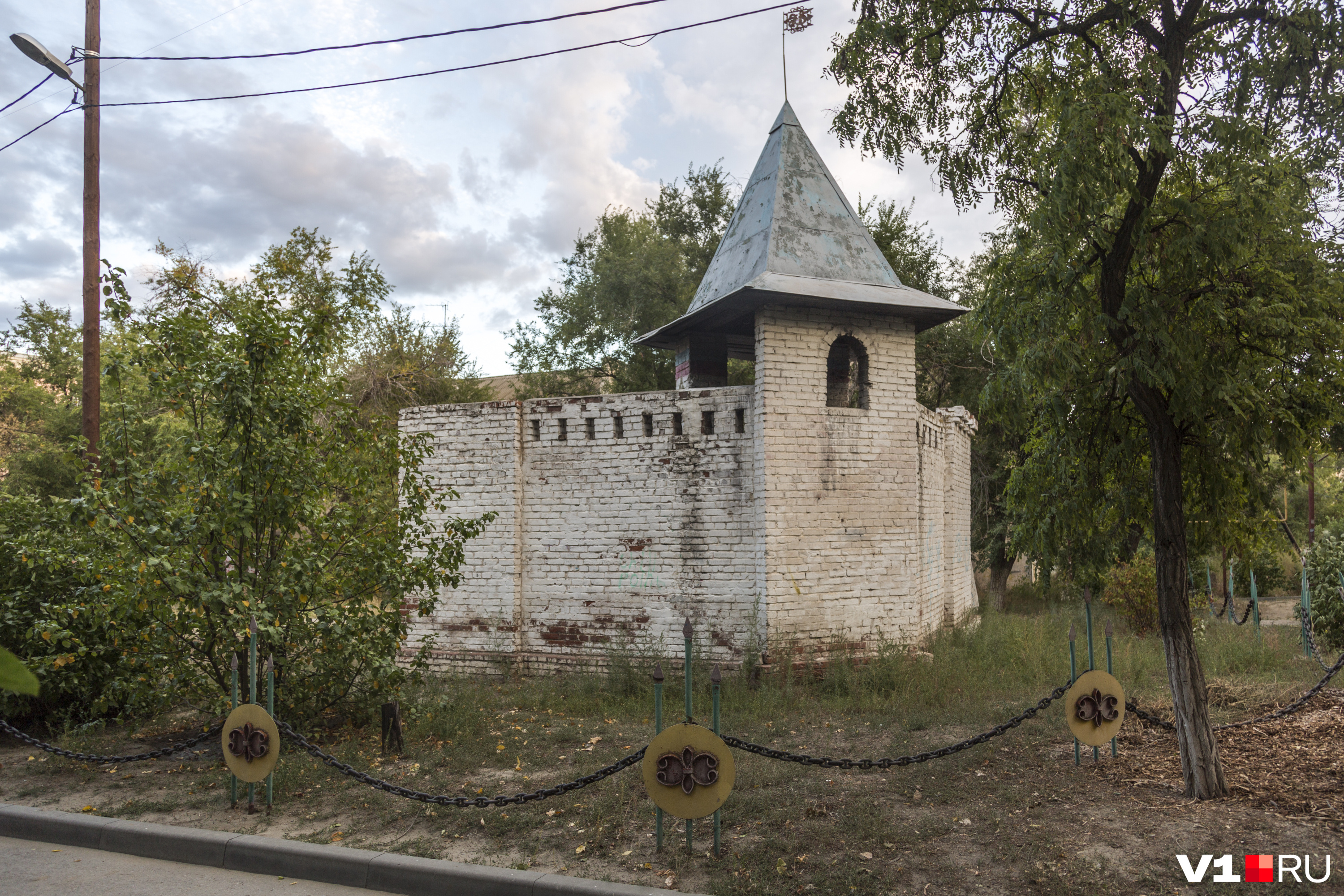 Сказочный городок во дворе одного из домов на Краснопресненской Сказочный городок во дворе одного из домов на Краснопресненской