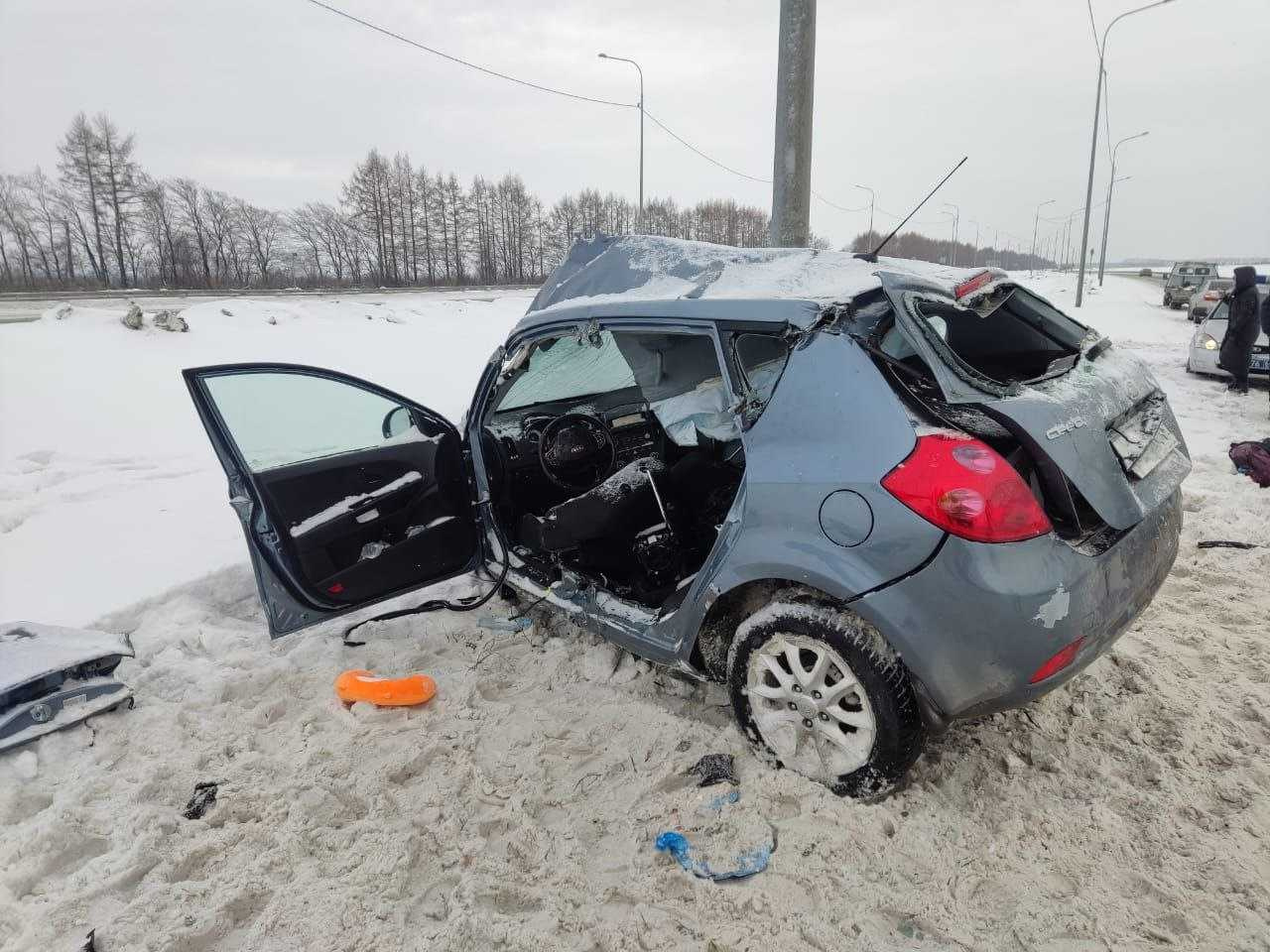 Под Екатеринбургом машина врезалась в опору линии ЛЭП. Двое человек погибли