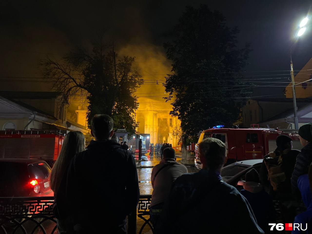 Улица Грушевского ночь 2014 год. Сгоревшее здание в центре Саратова.