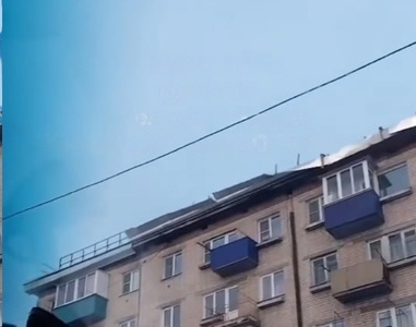 Сильный ветер «поиграл» с крышей дома в Чите — видео