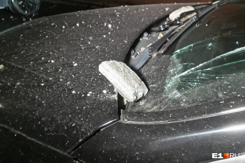 В Екатеринбурге адский фонтан с камнями разбил Mercedes и Skoda. Владельцы машин засудили мэрию