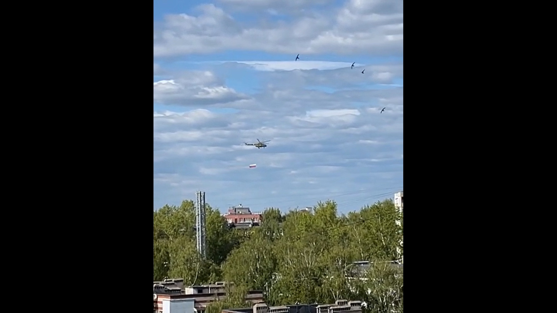 Нижегородцы заметили в небе вертолеты с флагами. Выяснили, с чем это связано