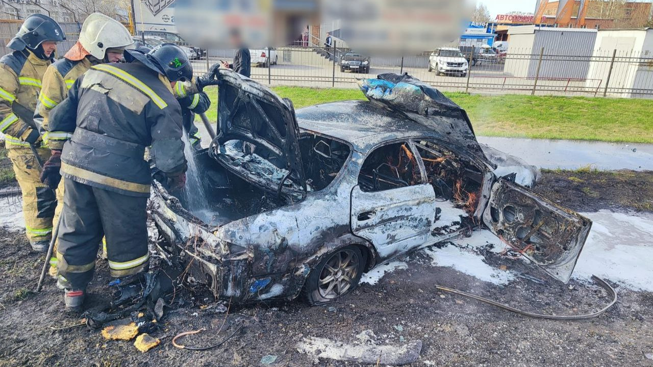 В Омске на 10 лет Октября сгорел автомобиль