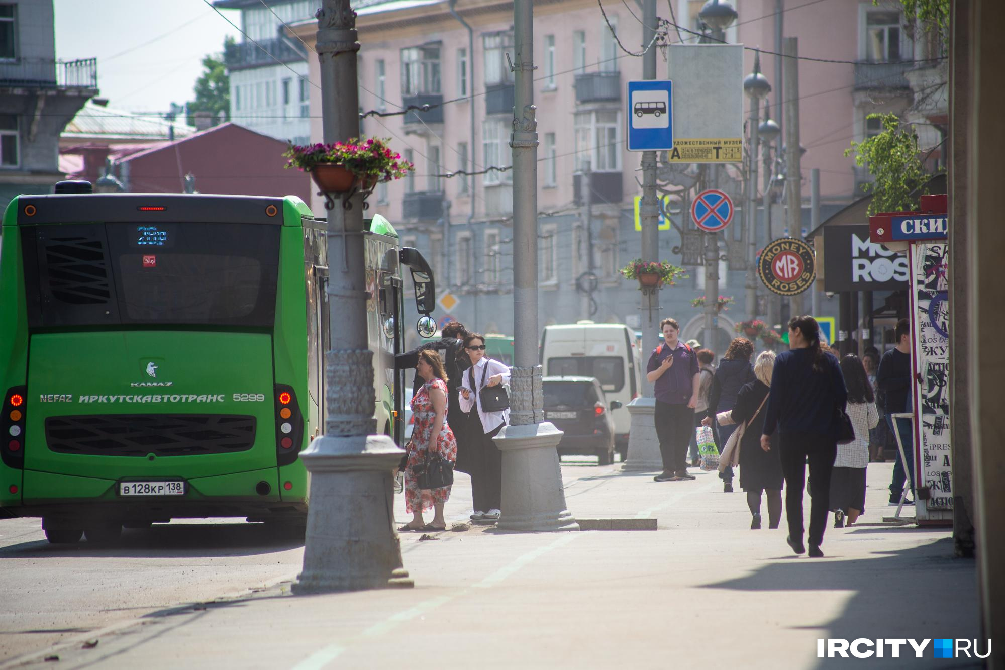 Сейчас в Иркутске банковской картой можно расплатиться только в муниципальном транспорте. В частных автобусах и маршрутках принимают только наличку