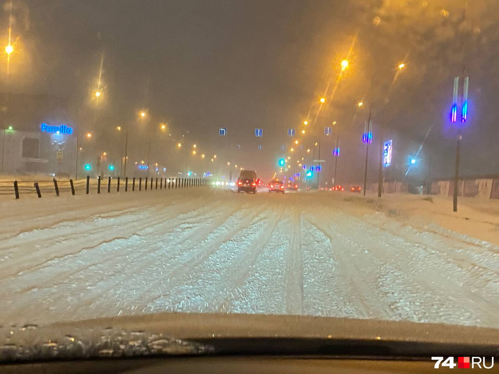 В соседнем Челябинске коллапс из-за снежного бурана. Машины заметает на трассе, самолеты не могут приземлиться
