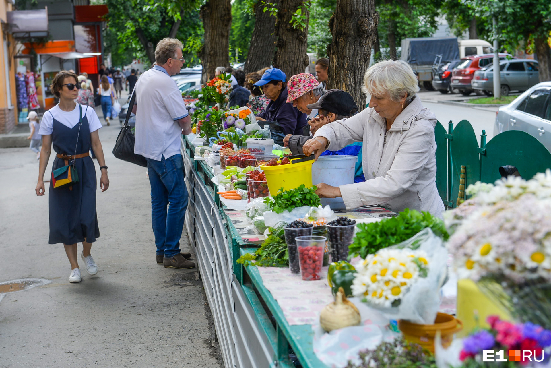 «Сейчас только на лекарства и работаю». Истории бабушек, которые торгуют цветами на улицах Екатеринбурга