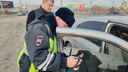 Сдирают тонировку на месте: новосибирская полиция устроила облаву на водителей с темными стеклами — видео