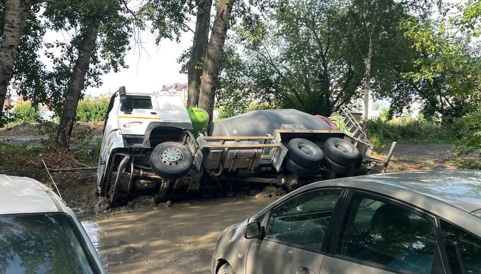 «Последствия дождя»: на Затулинке бетономешалка завалилась на бок из-за схода грунта