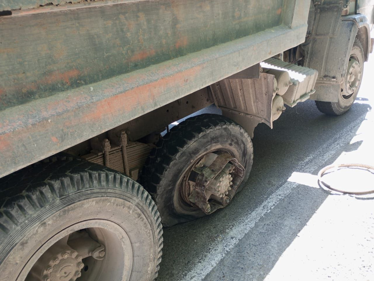 На Кубани отскочившее у КАМАЗа колесо сбило двух пешеходов