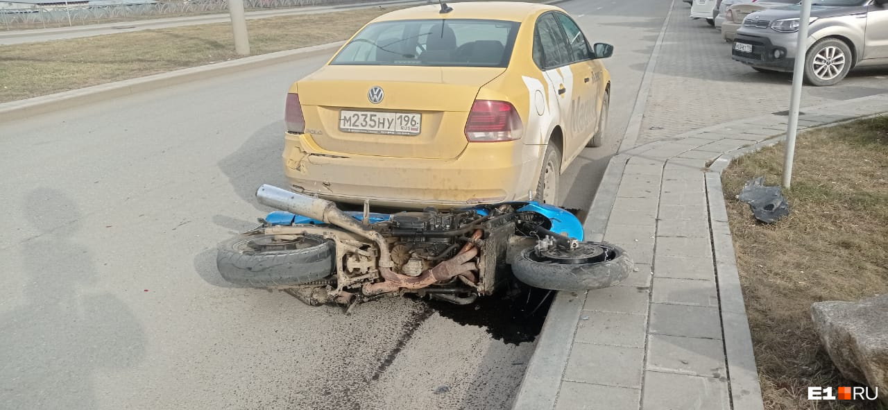 На столбе остались следы крови: в Екатеринбурге мотоциклист улетел с дороги и погиб