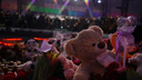 «Сдерживали слезы, молились». Сотни человек пришли на панихиду и концерт у «Крокуса»: репортаж