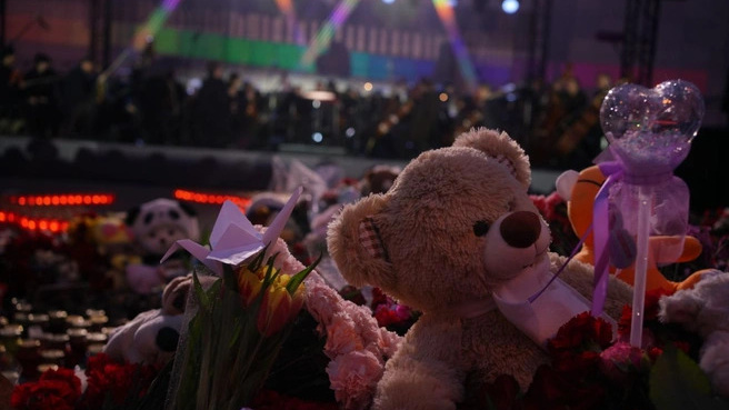«Сдерживали слезы, молились». Сотни человек пришли на панихиду и концерт у «Крокуса»: репортаж