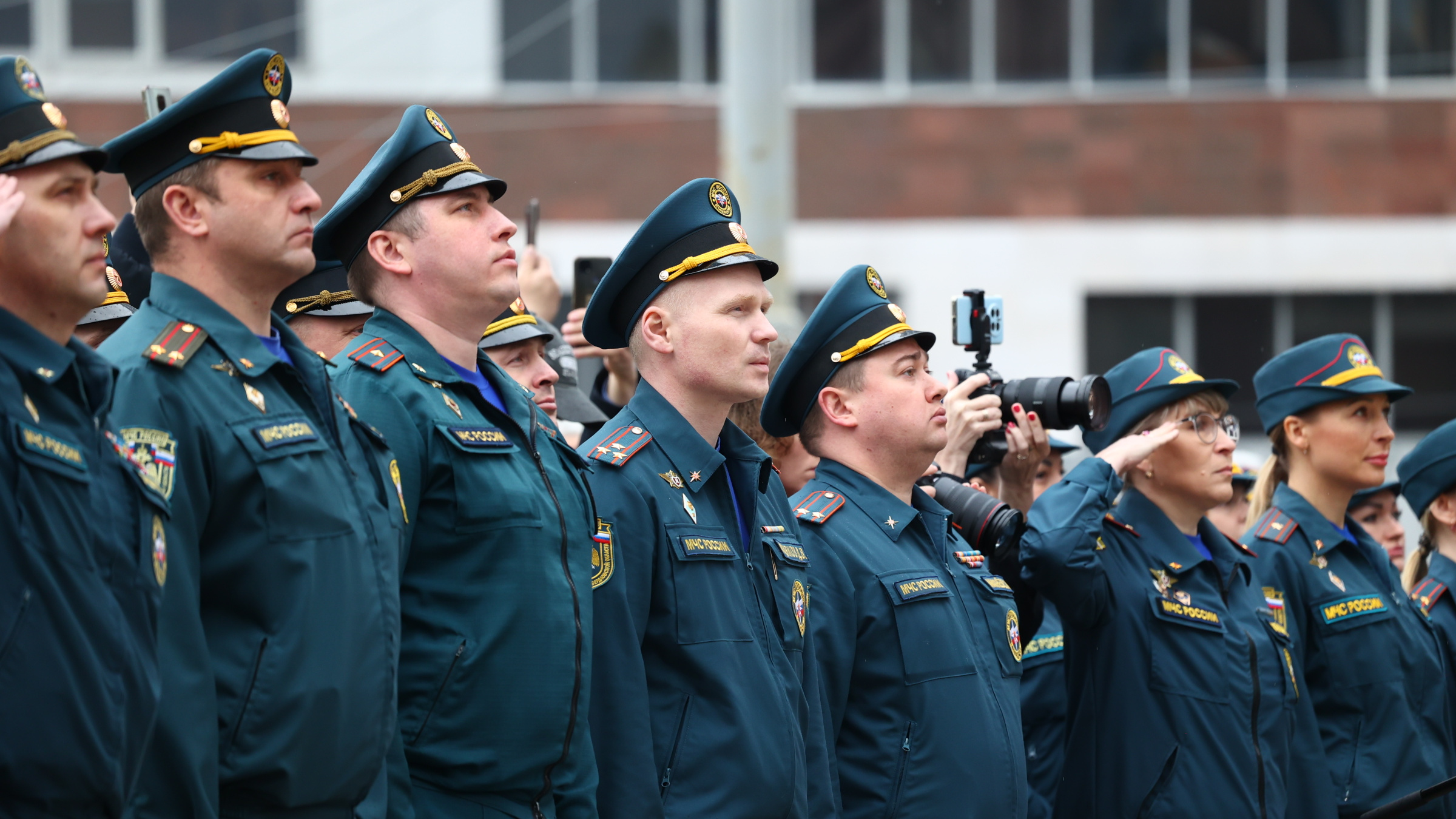 В центр Екатеринбурга съехались генералы, чиновники и депутаты. Что произошло?