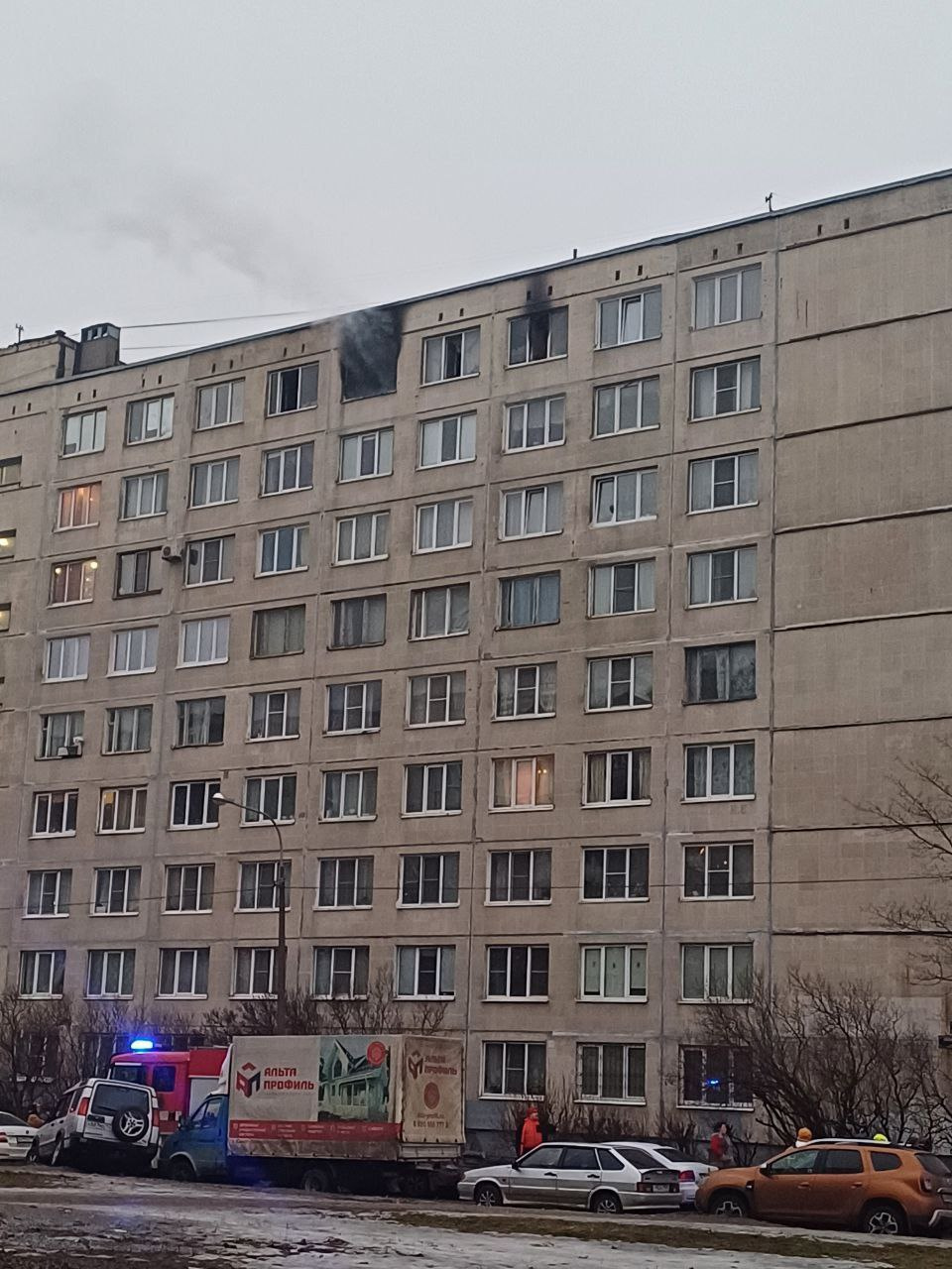 Женщина пострадала в квартире в Купчино. На видео — мощное пламя и чёрный  дым из окон | 28.02.2024 | Санкт-Петербург - БезФормата