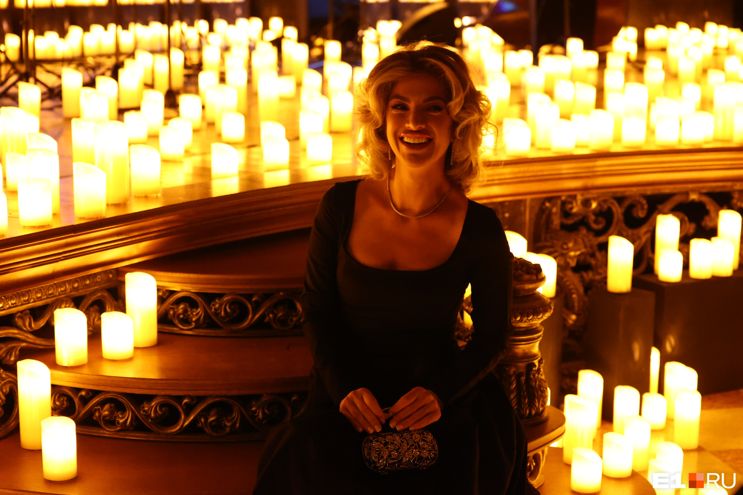 В Екатеринбурге роскошные красотки собрались в театре для богачей при свечах. Показываем, зачем
