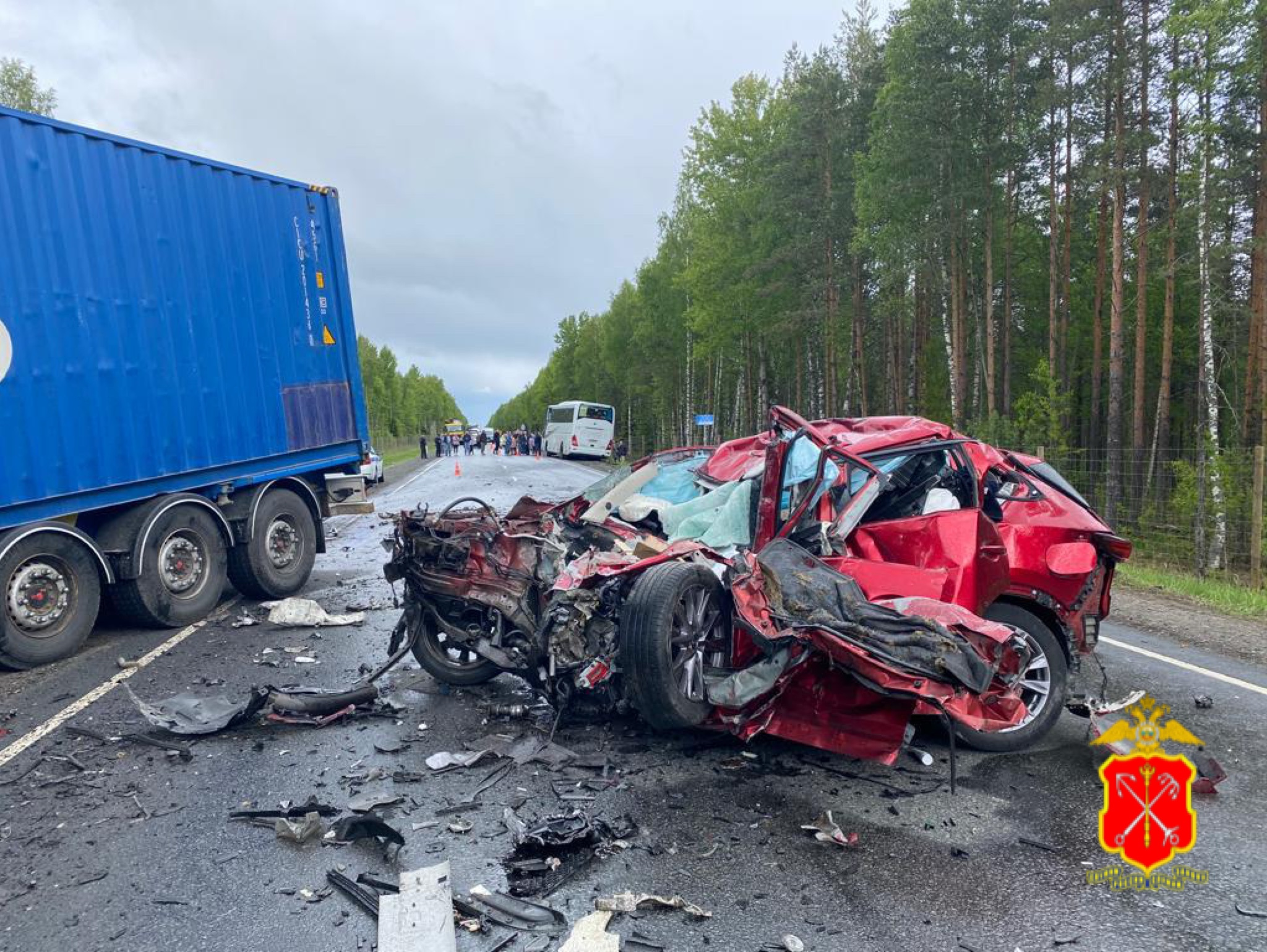 Таранил грузовик, тот задел автобус. Водитель легковушки погиб в страшном  ДТП на Коле | 03.06.2023 | Санкт-Петербург - БезФормата